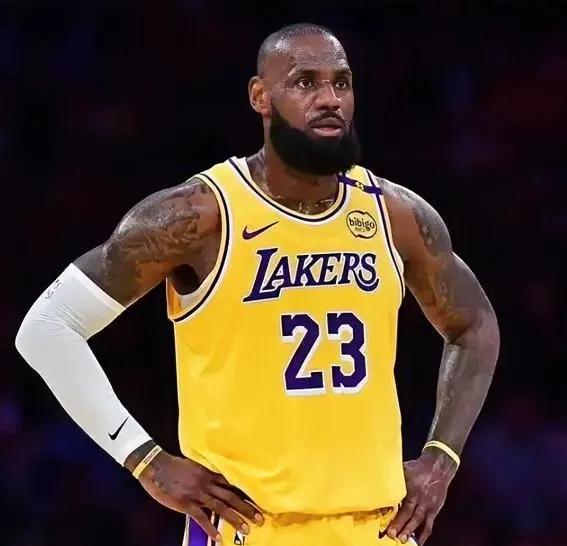 老詹能力还能第二？太不合理了！据美国媒体爆料，NBA2K能力值公布，詹姆斯以9