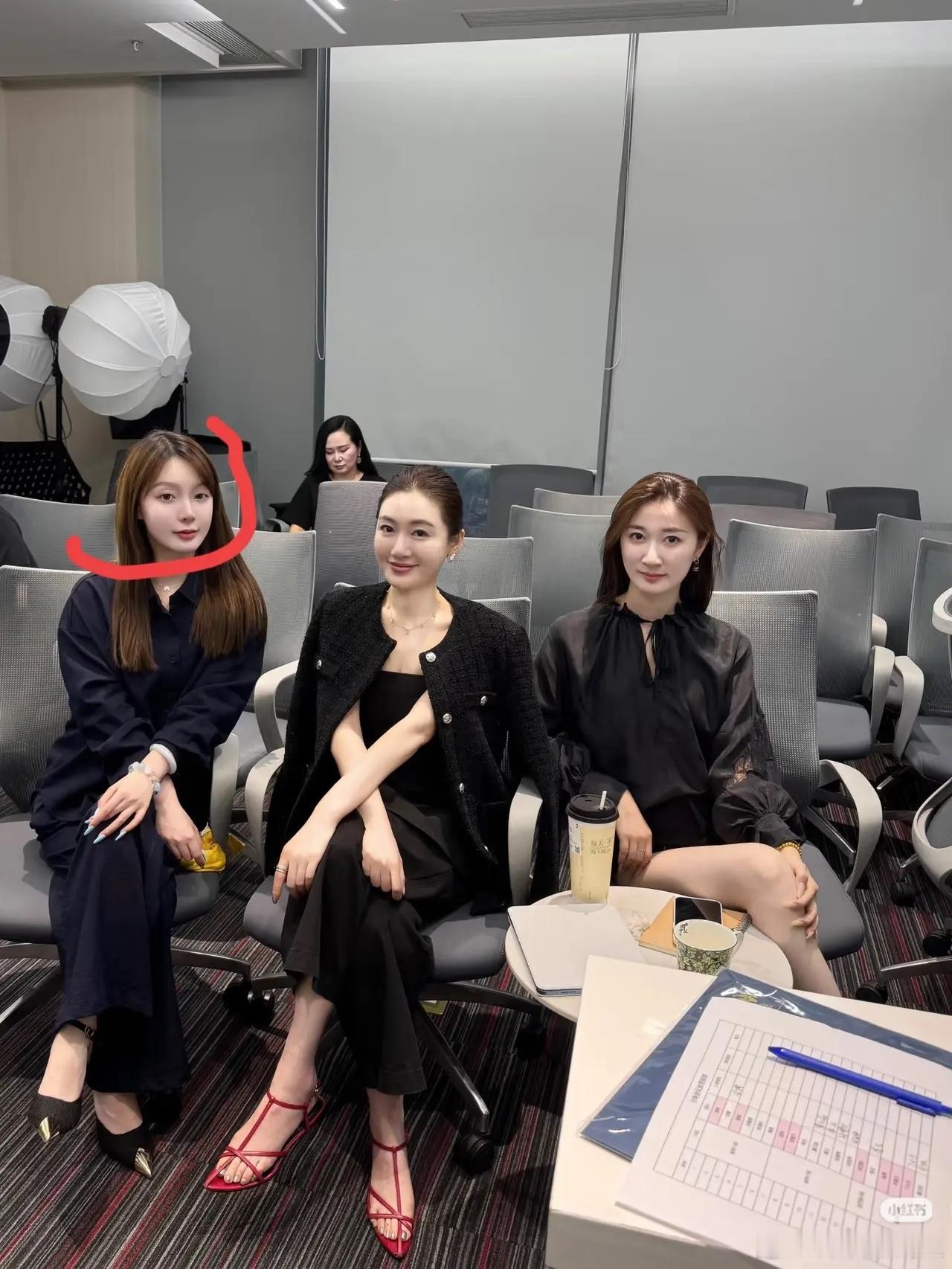 我敢打赌，如果选一个当老婆的话，99%的男人都喜欢左一。