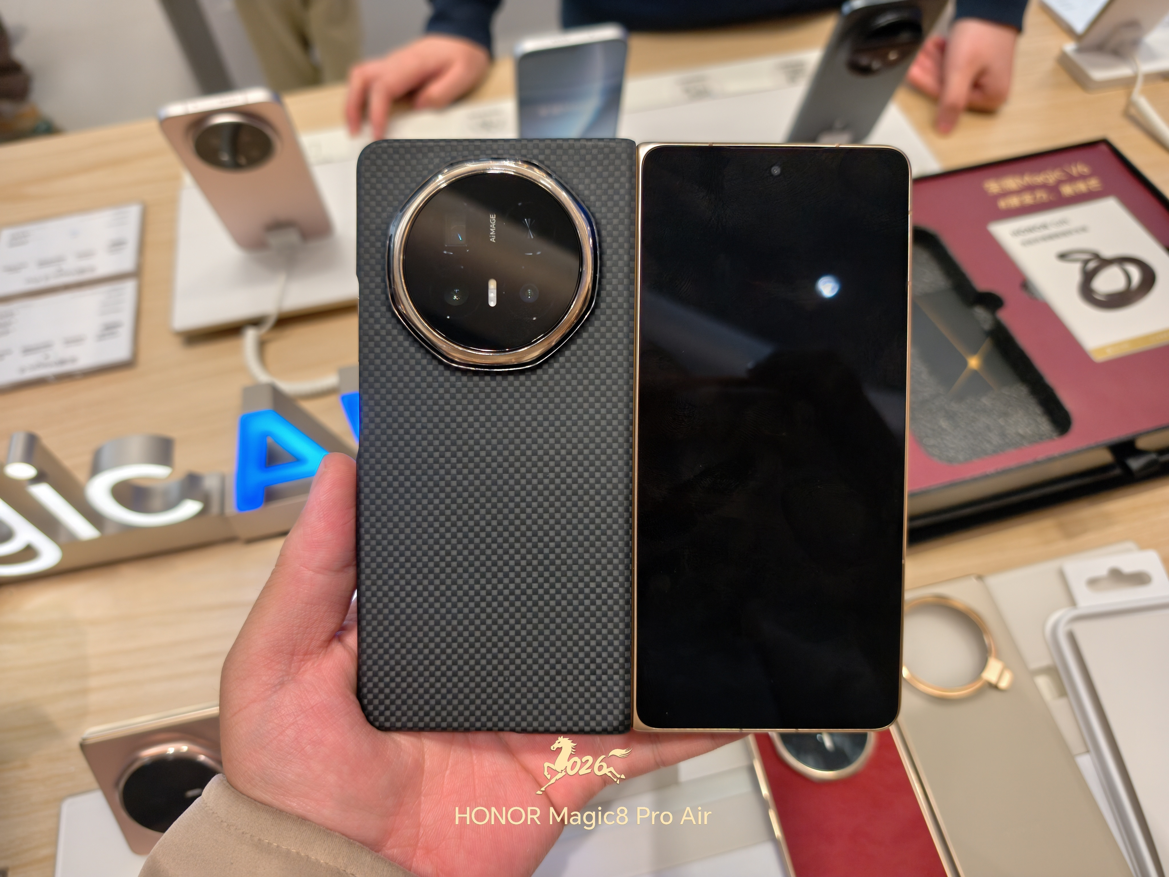 线下预定荣耀MagicV6可以获赠一个凯夫拉的手感非常不错并且不露出品牌