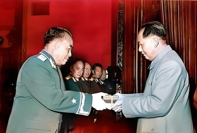 1955年，毛主席为朱老总颁授军衔，朱老总接过元帅命令状时，毛主席调侃：“玉阶兄