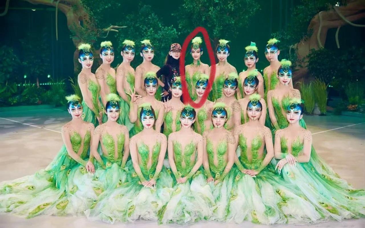 单看关晓彤的骨架确实很大但是为什么在人群中就显得这么娇小呢关晓彤一路小跑迎