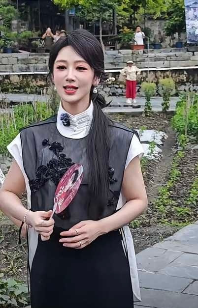 杨紫这个妆容真的显老，看着比实际年龄大好多