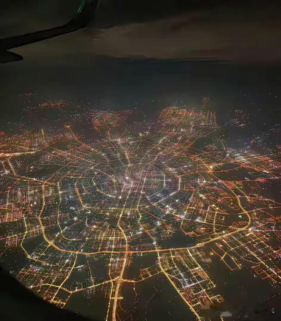 看这夜景航拍图，一个是成都，一个是北京，只有这两座城市的框架差不多，也只有它两能