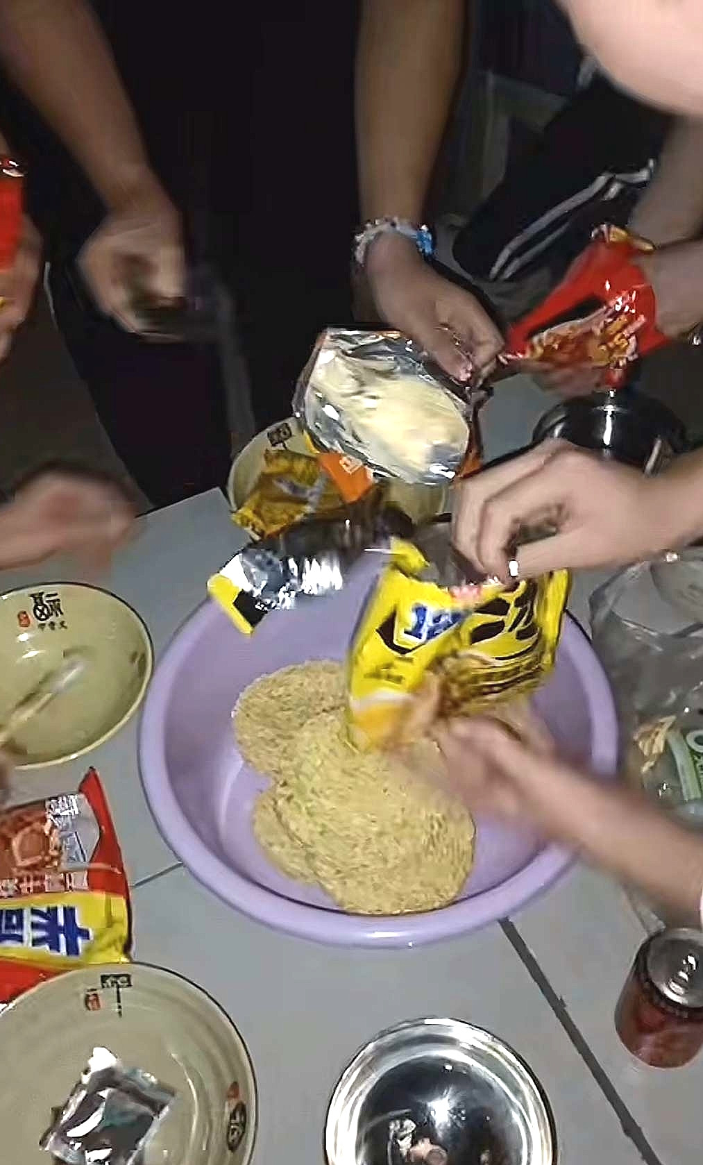毕业季买到了学姐的盆，拿来泡泡面，贼带感