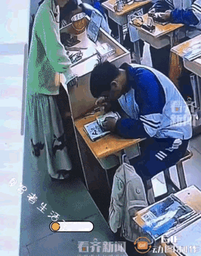 泪目！课堂之上，一位老师身体突然不适，强忍着坚持，而后撑着离开教室……细心的学生