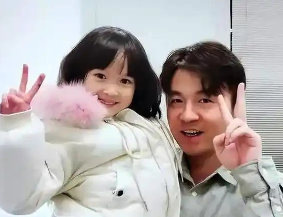 一天，雷佳音拍完戏回家后，见到家里清锅冷灶，妻子冷眼相对。他问妻子翟煦飞：“你怎