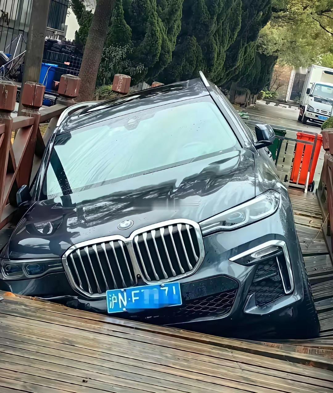 有大路你不走，这木头小桥能抗住你啊[捂脸哭]