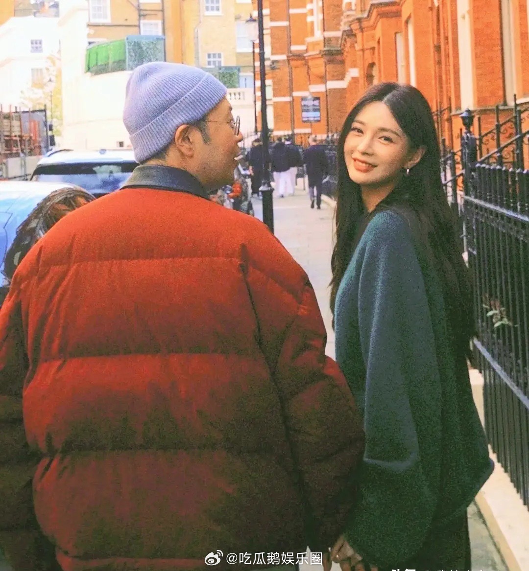 沈梦辰带2只宠物狗去英国找老公，两口子牵手逛街，杜海涛晒照：连空气都是甜的，领证