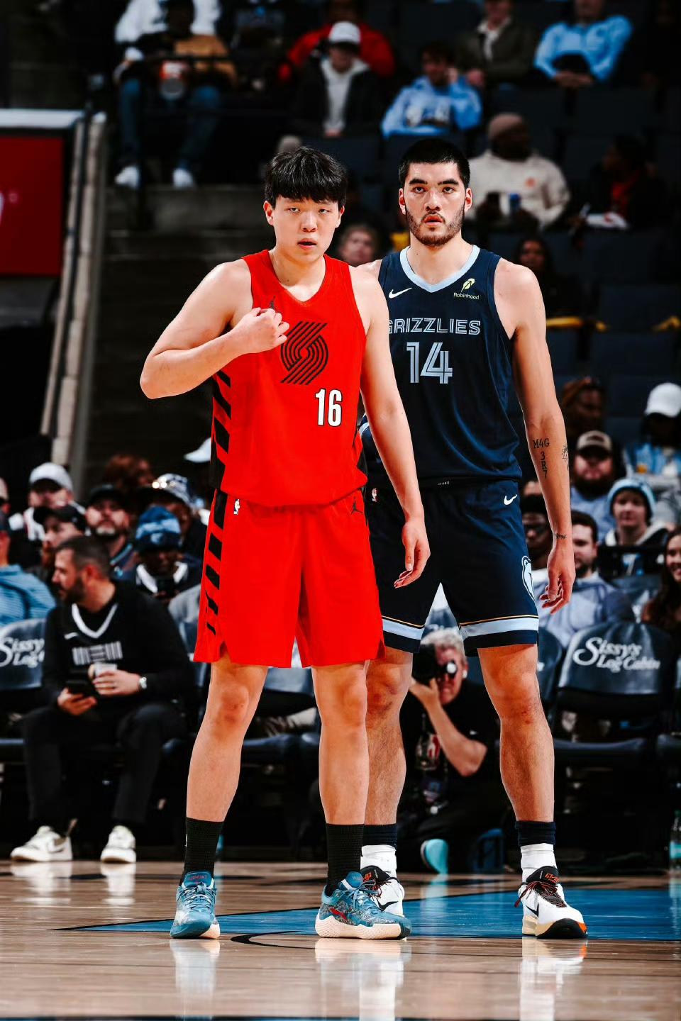 裁判明着欺负人！杨瀚森被打翻竟无视？这裁判我真是看麻了！杨瀚森在裁判眼皮子底