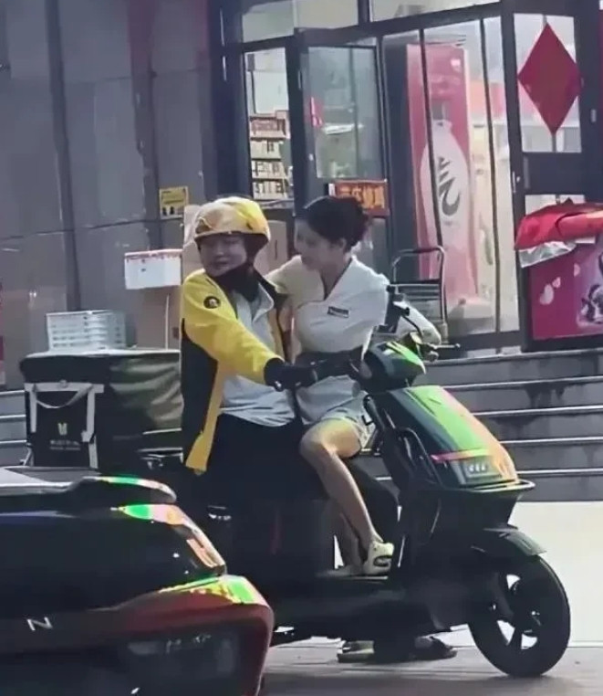街头上的一幕，不得不说，羡慕嫉妒恨了。[笑着哭][笑着哭][笑着哭]