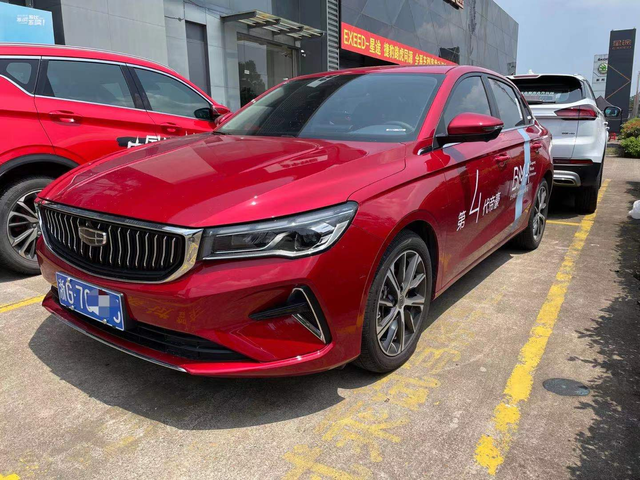 第四代帝豪大窟窿安排上路上大石头把发动机磕着漏油就不好了，安排上一百来块钱！省