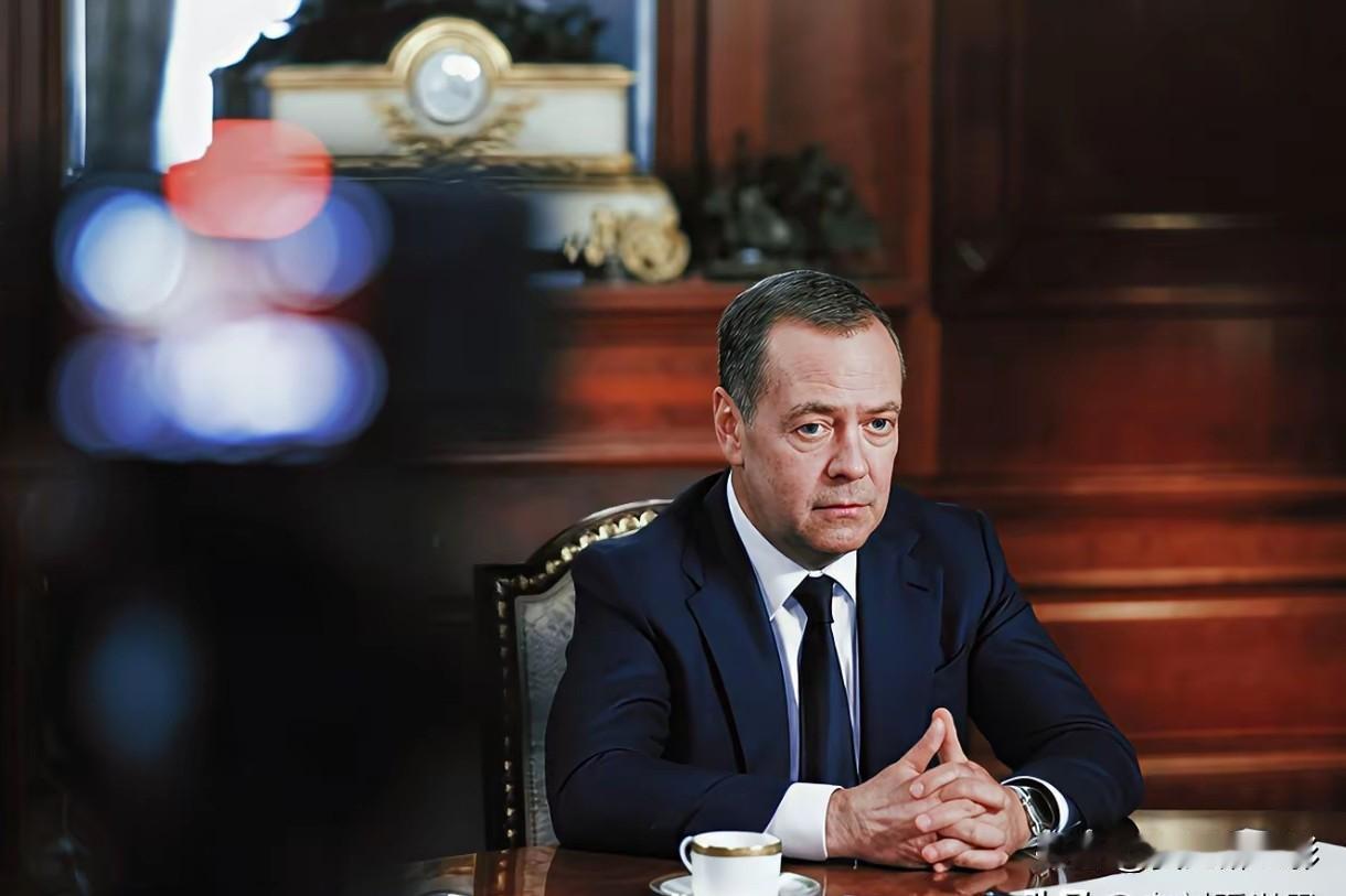 【梅德韦杰夫就欧盟通过向乌克兰提供900亿欧元贷款发表评论】爽！俄罗斯高官直