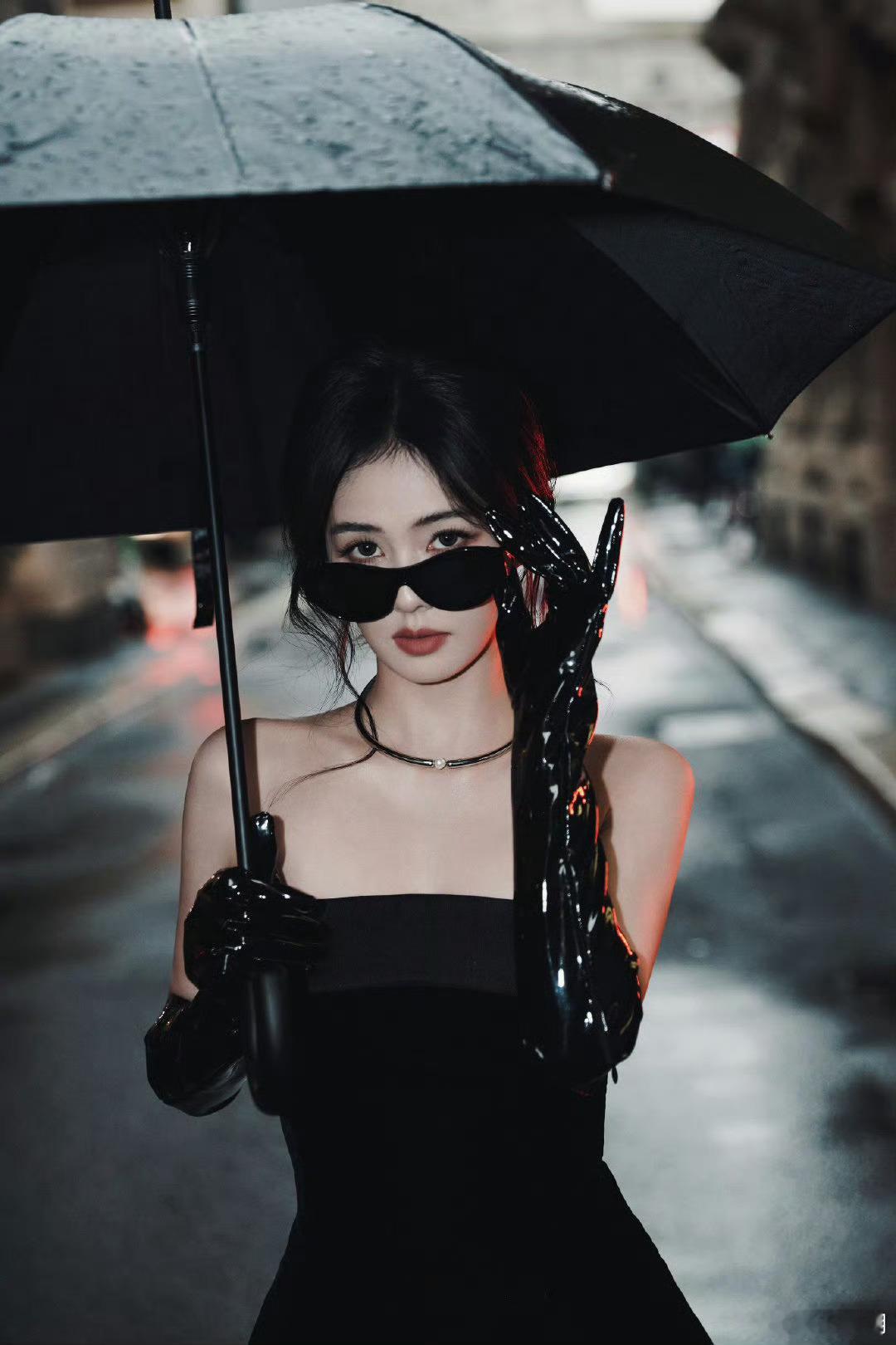 白鹿即将受邀出席EmporioArmani2026春夏女装大秀，一身黑色抹