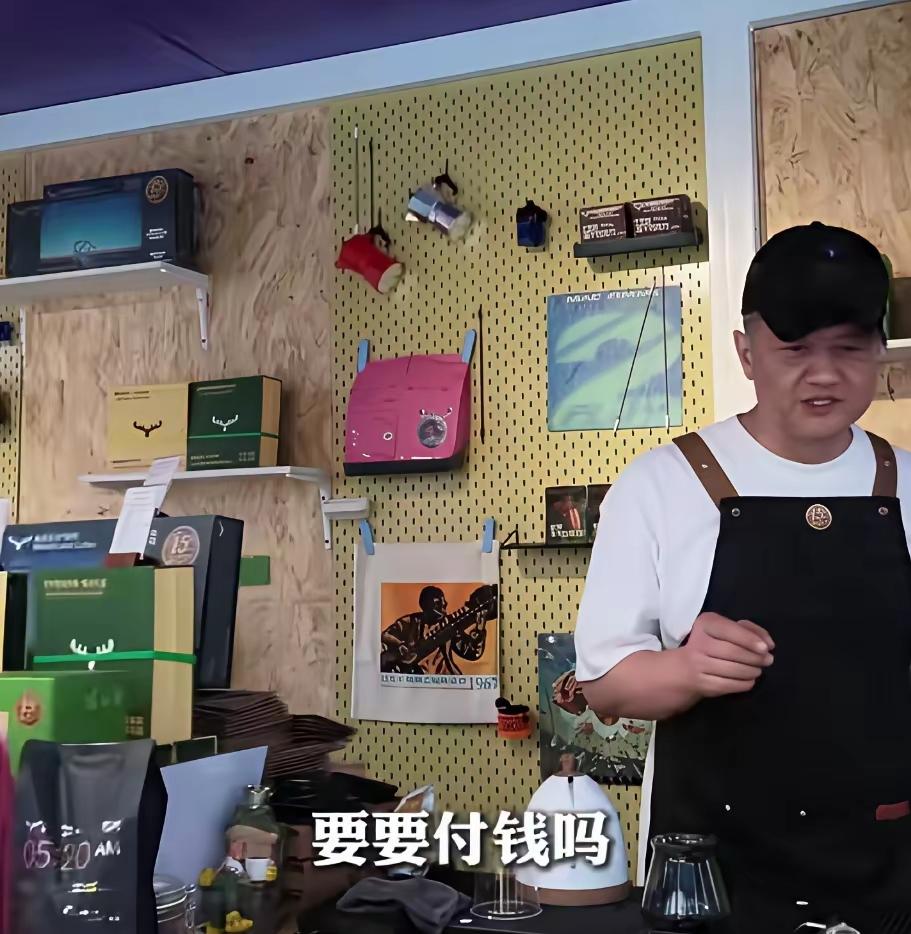 李嫣和奶奶看云南看望爸爸李亚鹏，如今的李嫣出落得亭亭玉立，愈发漂亮！镜头下的李