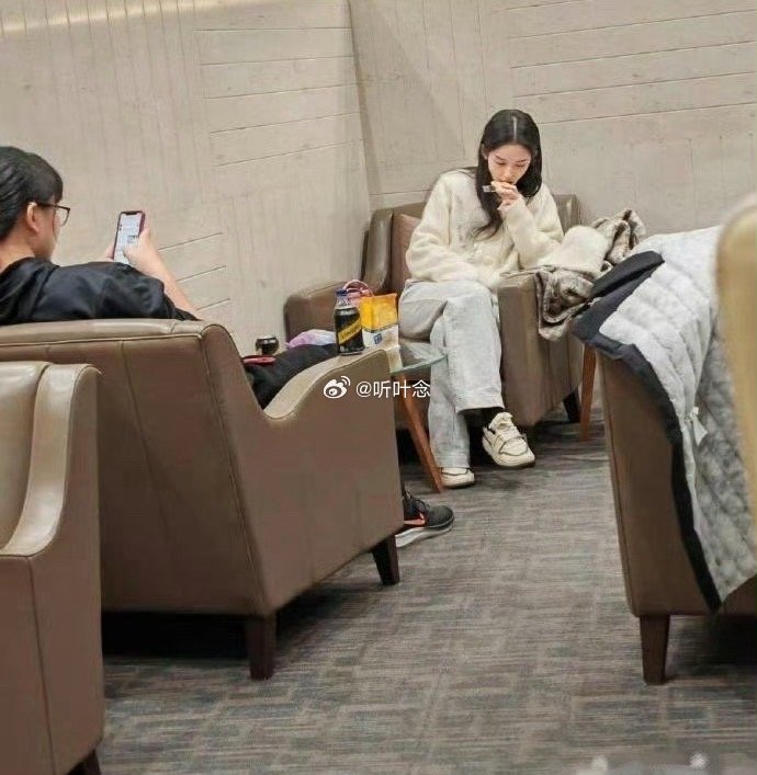 周也素颜竟然这么牛，吃小零食的样子好真实啊