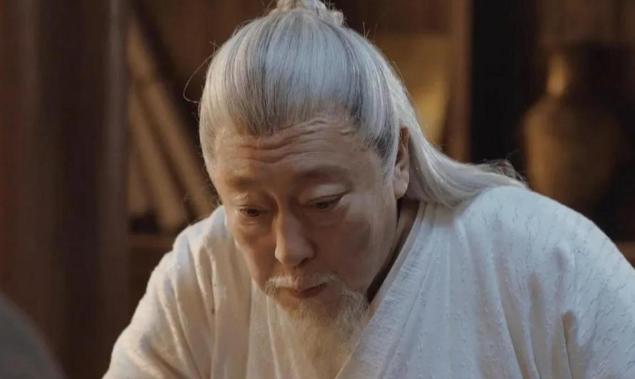 汉初，100岁的张苍斜卧榻上，无齿的嘴含着乳母的乳汁，身旁百余名妻妾环伺，却无一