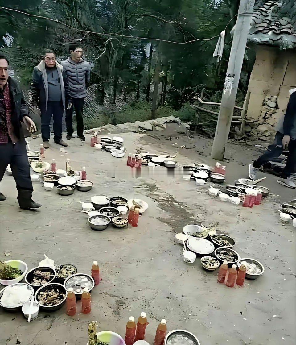 地上吃席，这是哪里的风俗