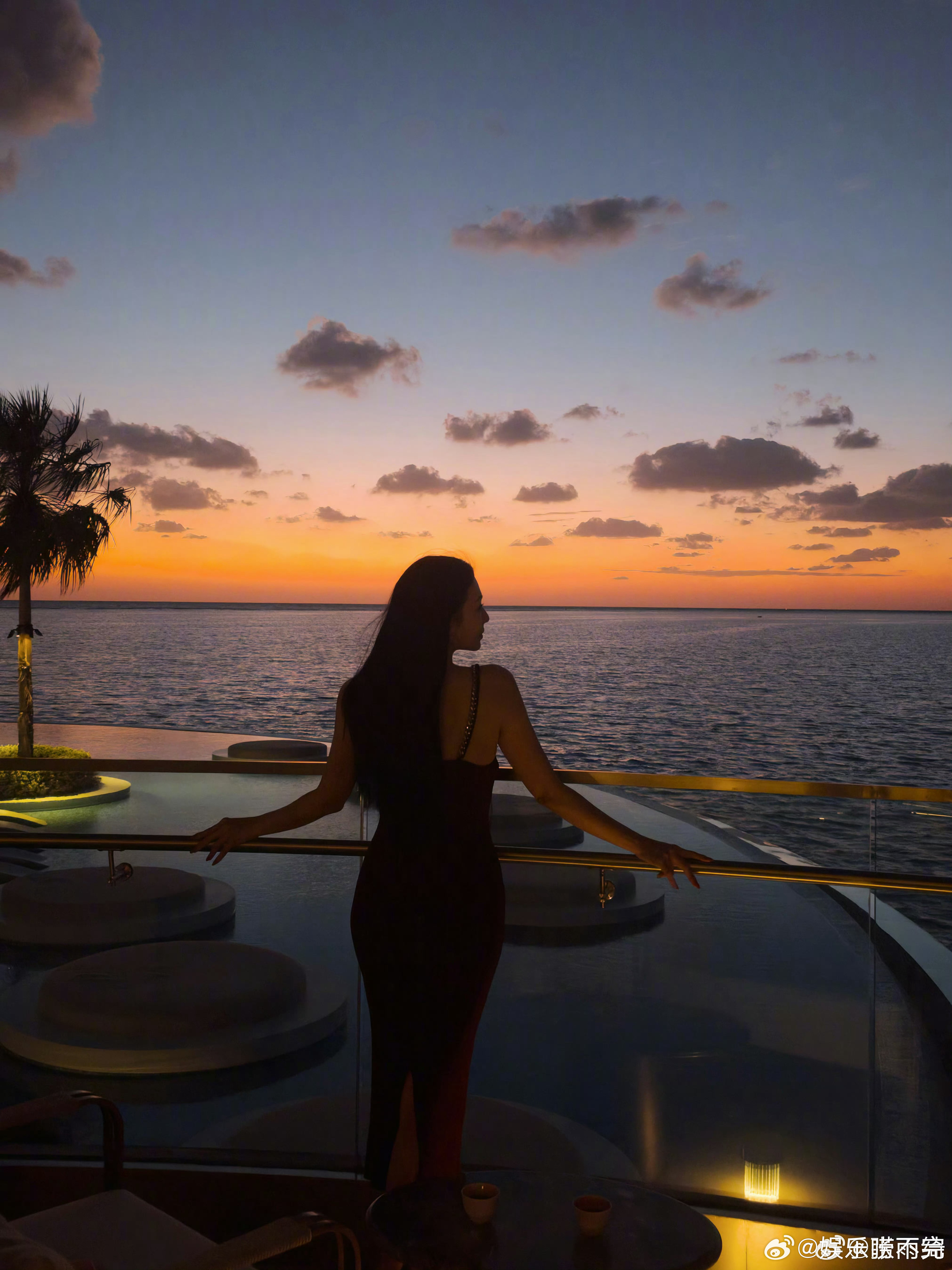 张雨绮我的身材很曼妙小麦色肌肤配曼妙曲线，海边随拍都亮眼，姐姐的旅游照请无限