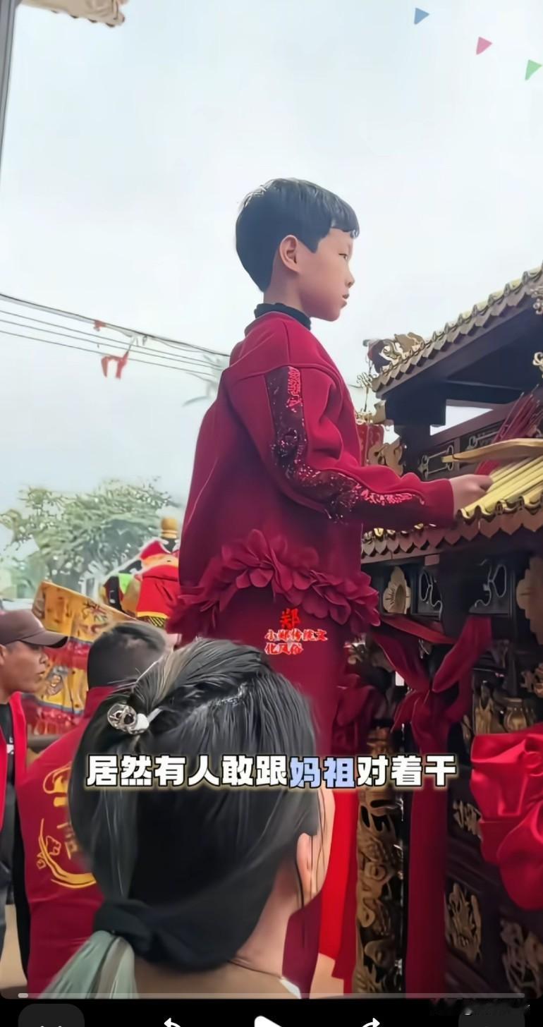 拿全村风水给自己孩子铺路，推自家的娃去当“妈祖”，就容易掌控话语权了，毕竟是“神