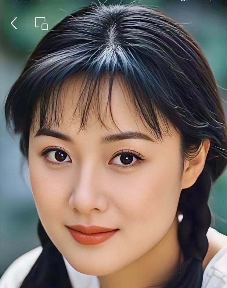 她是谁呢？看看吧，她长得太美了，这就是上世纪70年代著名的电影女明星。她长了一张