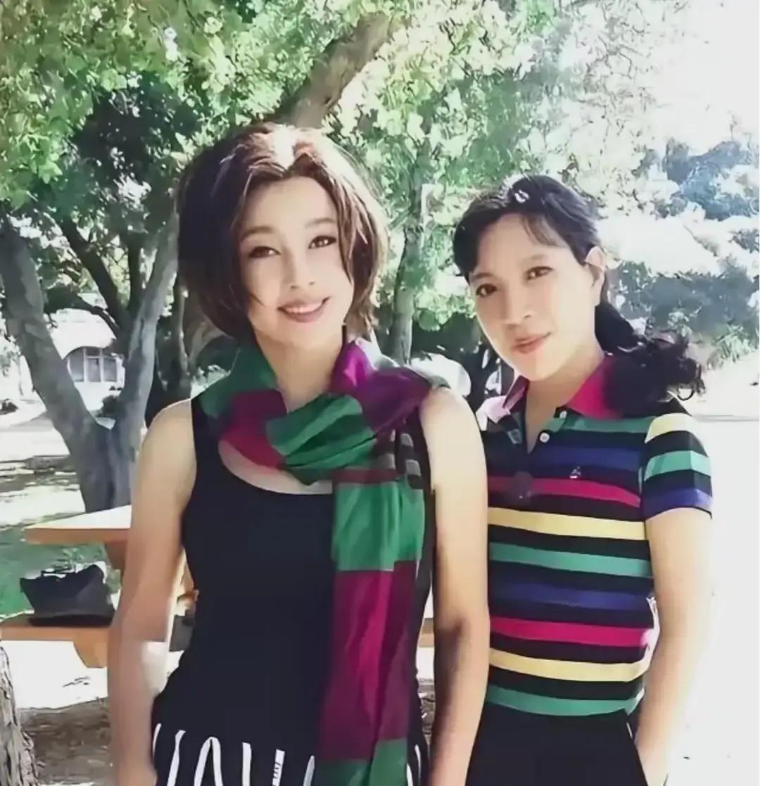 凌晨4点化妆间。她咬开第三颗水煮蛋时，监视器正回放昨天拍的镜头——74岁的女人