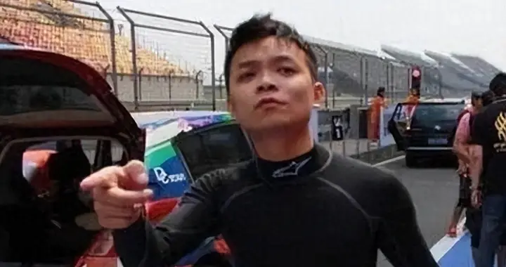 一夜输1亿 , 一顿吃喝90万, 2亿豪车买来当玩具, 父子合力败光百亿 !