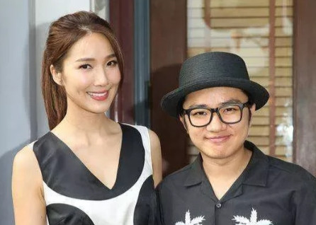 当年，王祖蓝爱上了李亚男，却遭到了李父的强烈反对：“我女儿是选美冠军，怎么可能会