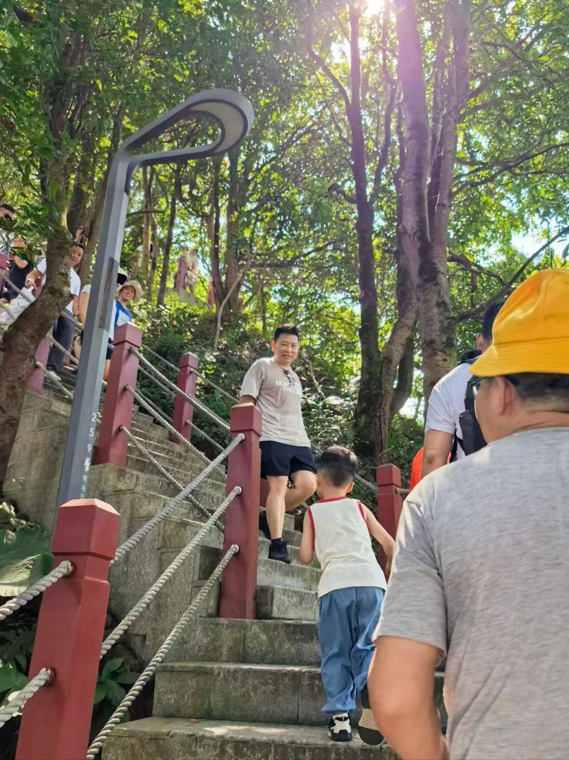 余承东爬塘朗山！上周末，网友在深圳塘朗山偶遇余承东，山下停着余总代步的紫色享