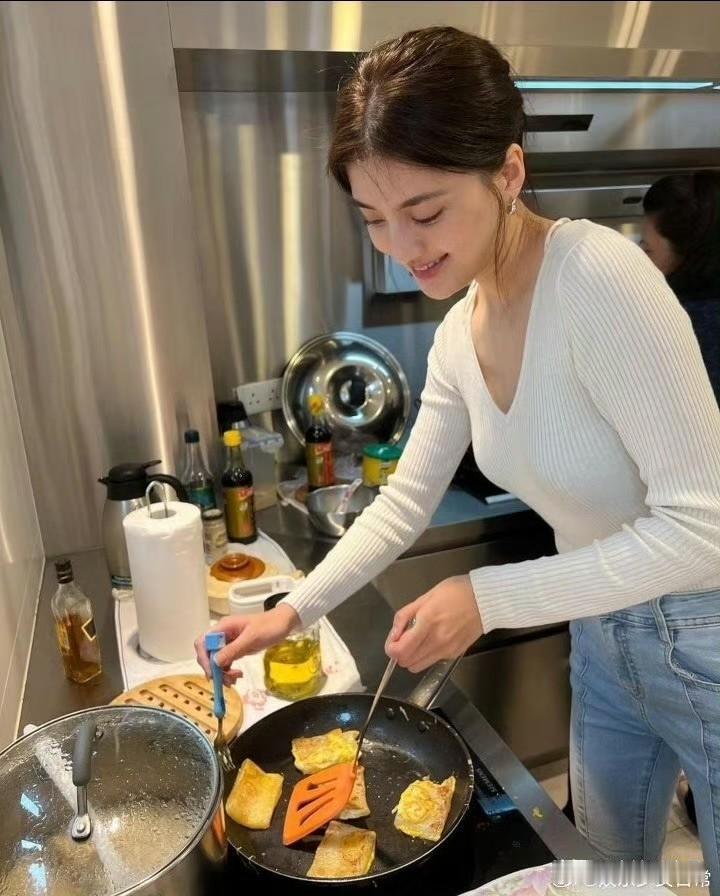 吴千语抱孩子的样子挺有模有样的，程晓月二胎出生，吴千语去探望，让人意外的是30，