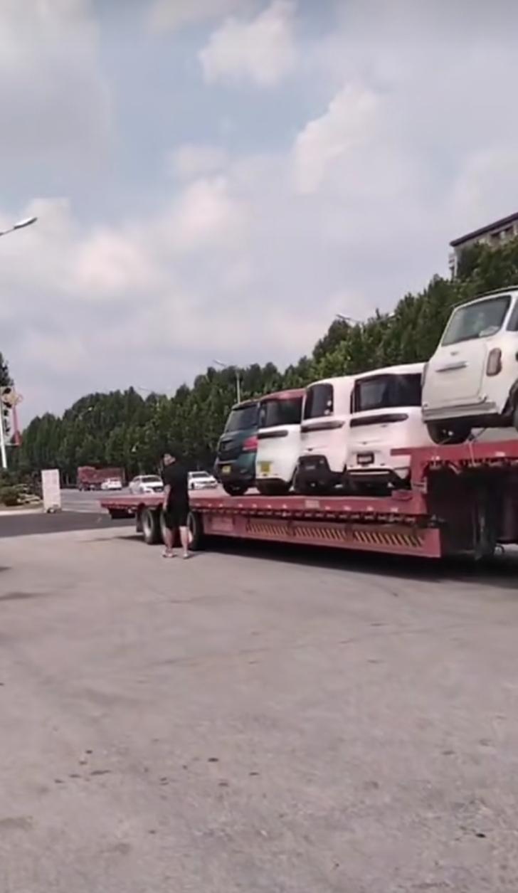 南阳这两天的电四轮是成车成车的往外拉，也不知道是要弄到啥地方？貌似唐河、方城也都