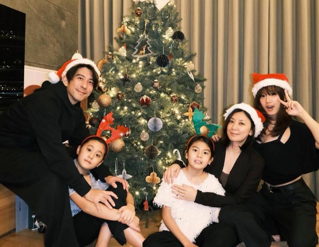 贾静雯一家五口庆祝圣诞节，三个女儿都在场。她的女儿们颜值都很一般，完全没有遗传到