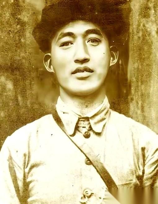 带兵打仗的军长，走在队伍最前面，突然就不动了。荒草沟里，躺着一具女尸。是他妻