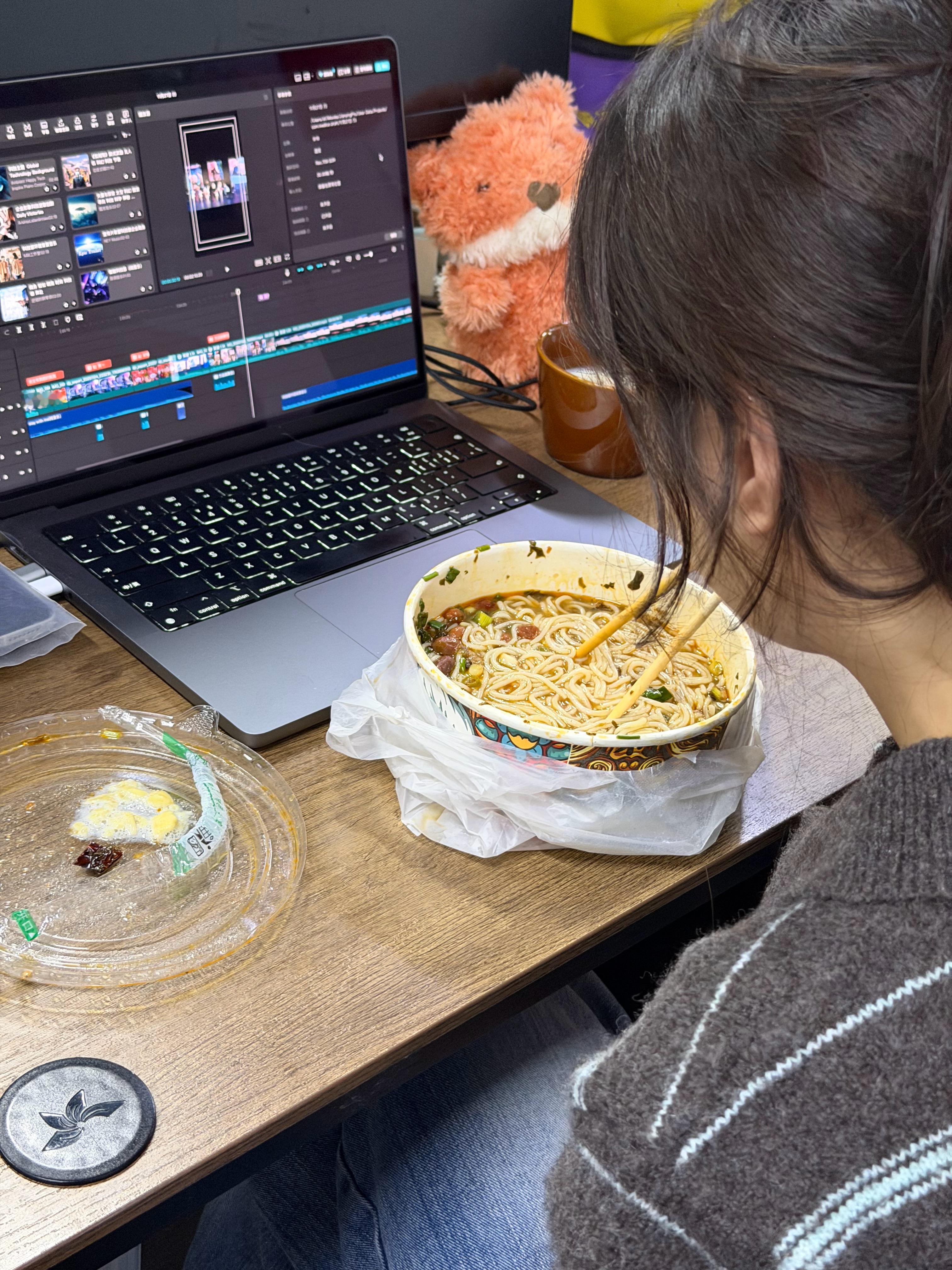 表妹是重庆人，今天早餐是吃一大碗重庆小面，不是包子、葱油饼、面包、牛奶、豆浆，这