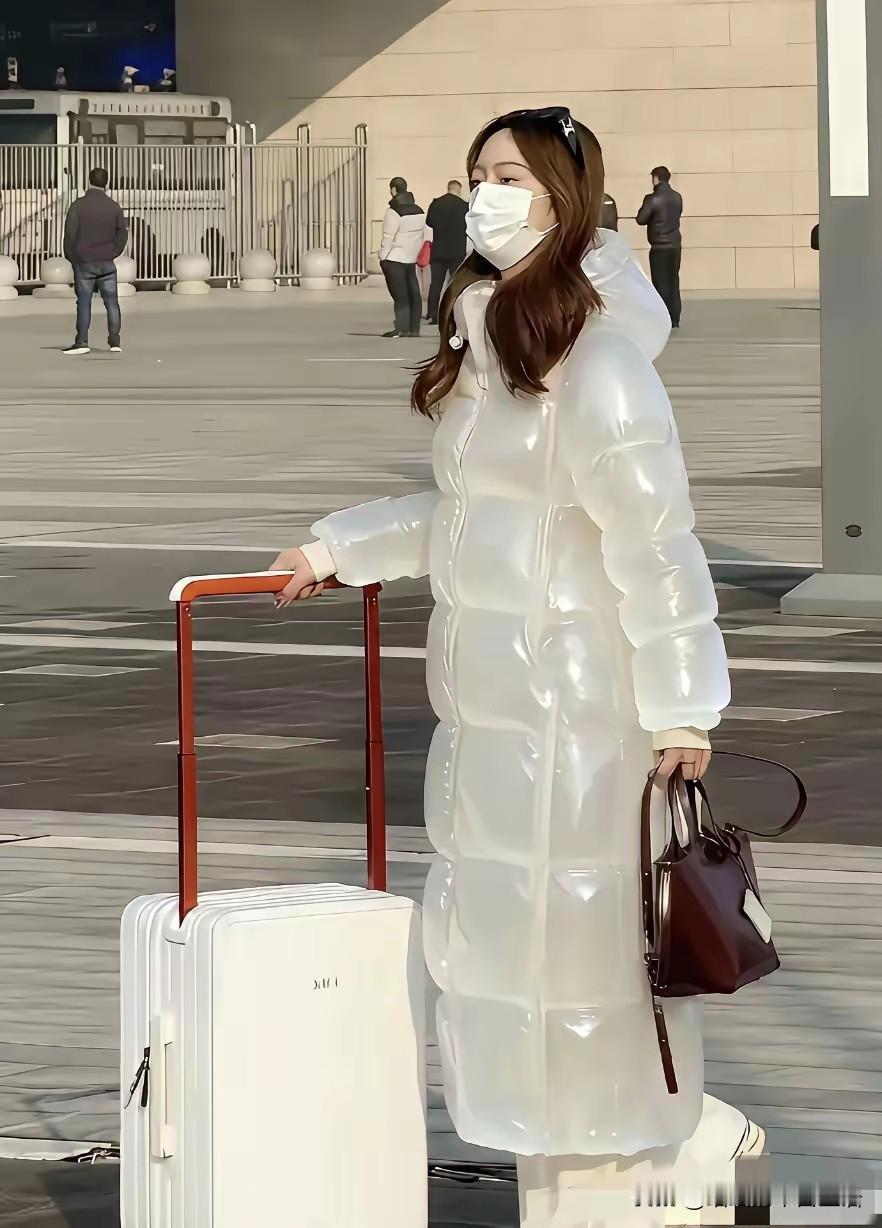 我好替她们担心，这衣服这么薄，看上去里面都是水，破了怎么办？