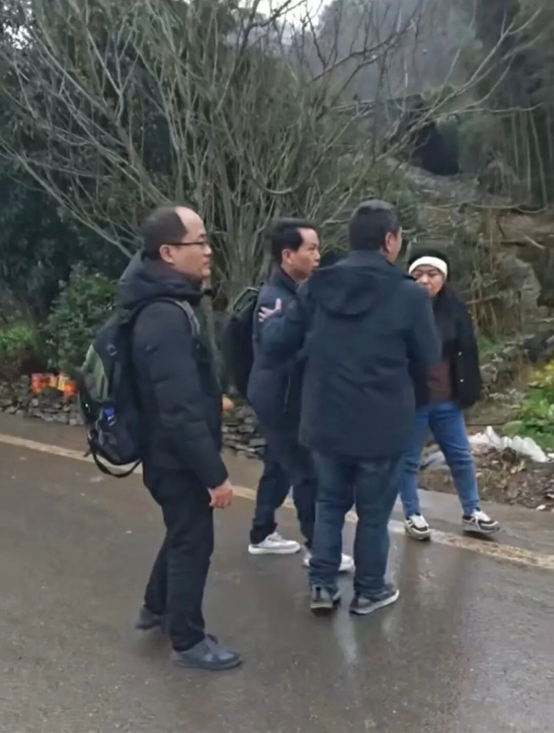 千里吊唁！广东老板派员工飞赴贵州，为返工途中离世女员工送别