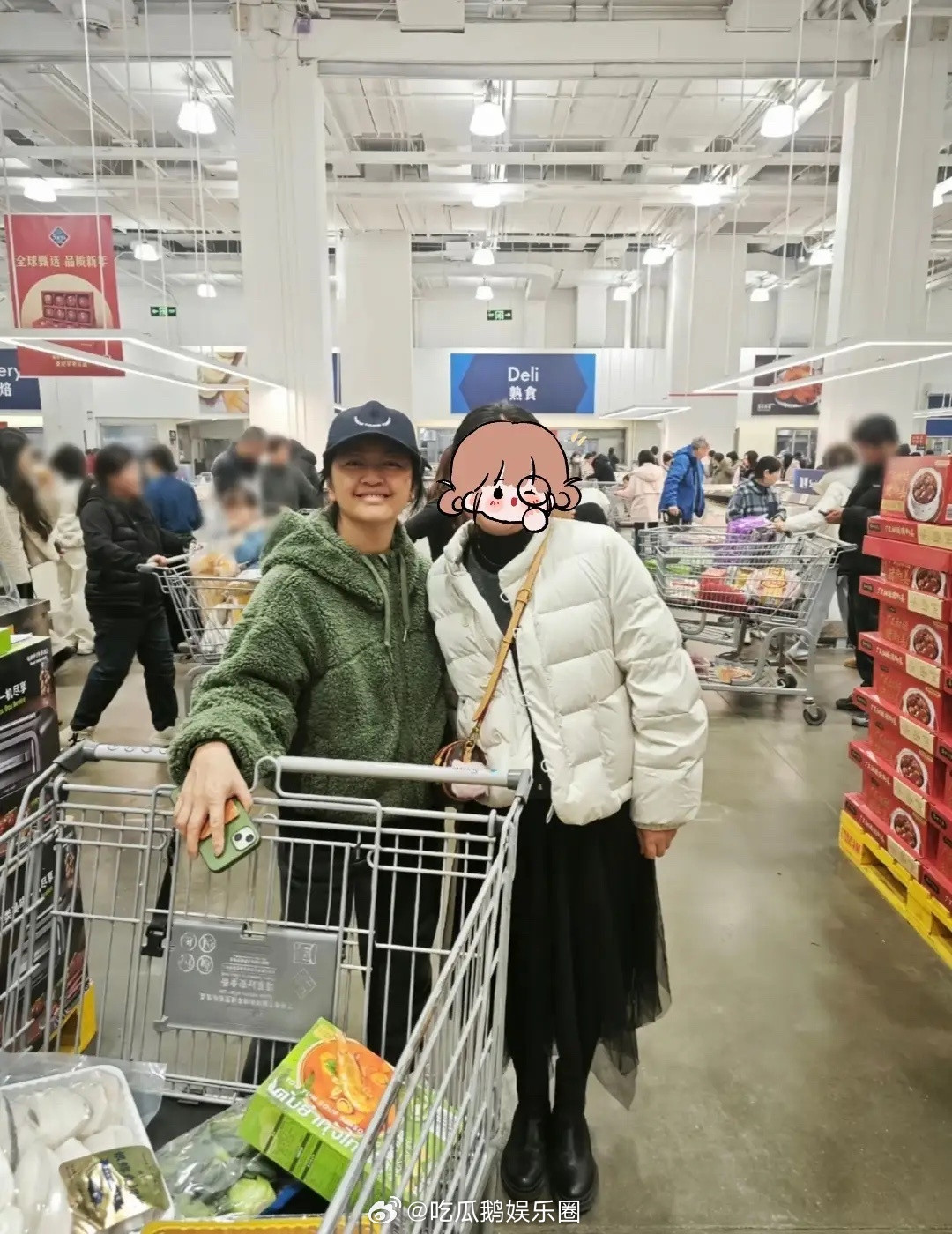 有网友在山姆超市偶遇到演员罗海琼，罗海琼头戴一顶黑色帽子，身穿绿色外套，下搭黑色