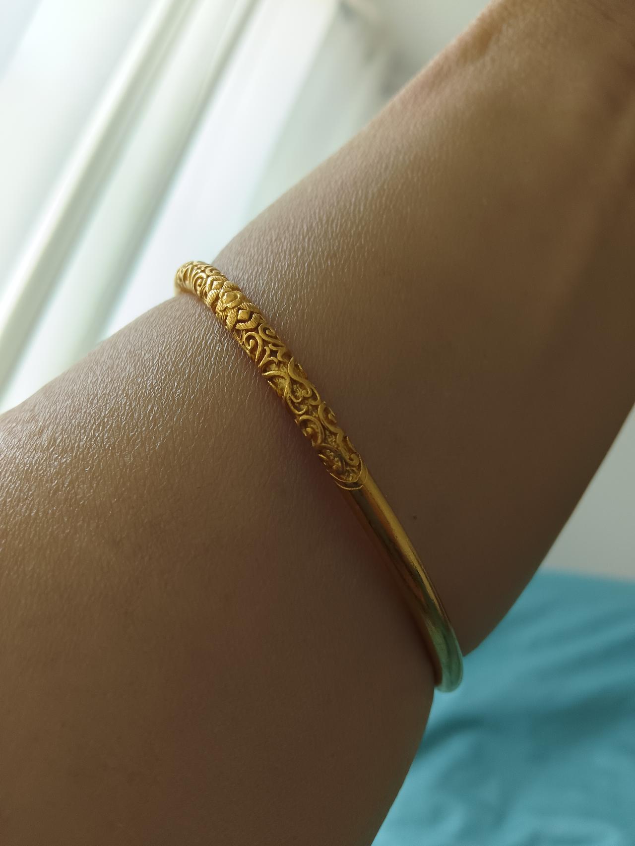 她们手上戴的金镯子金戒指，直接戳痛了我的心。去年的四月份，我本该也有一个