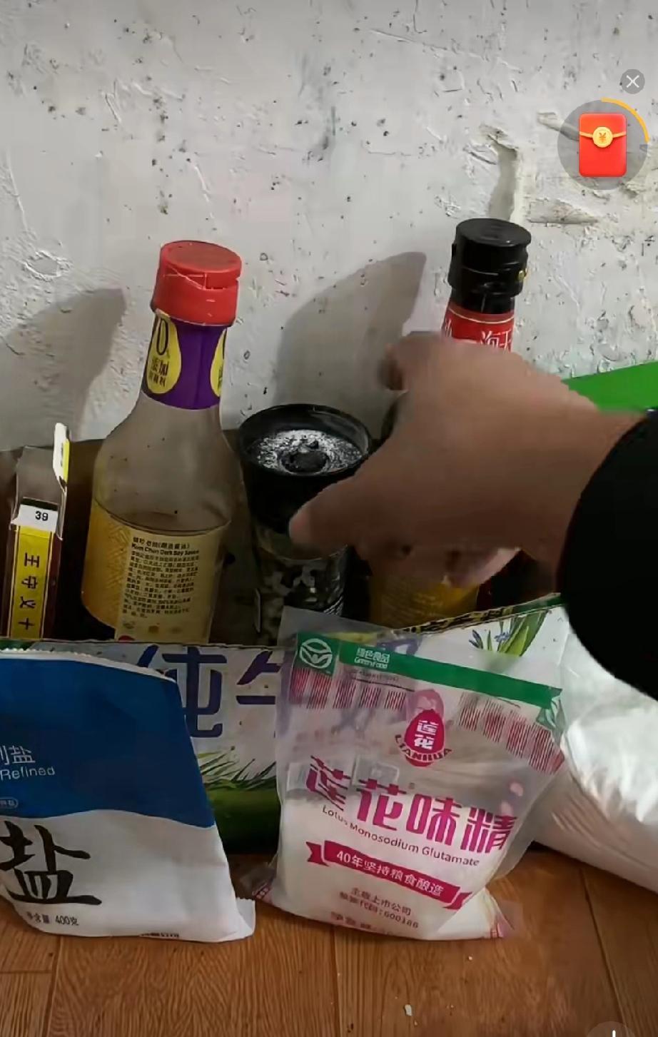 要被这个大迷糊笑死了，河南一网友买了一瓶胡椒粉，吃了一年还跟新的一样。今