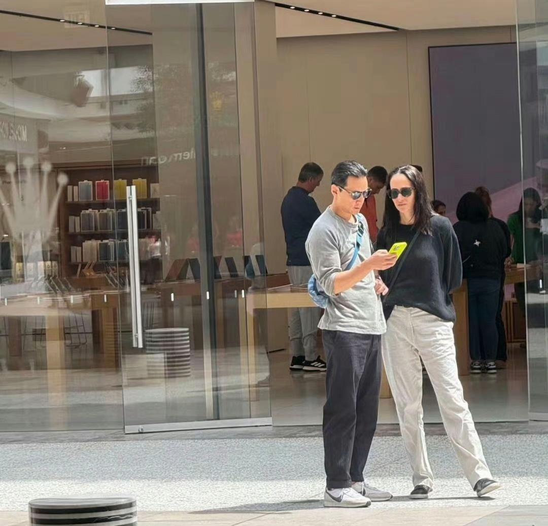 天啊，吴彦祖的老婆发际线后移的好严重啊，整个脑门儿都变秃了，头发十分稀疏越来越男