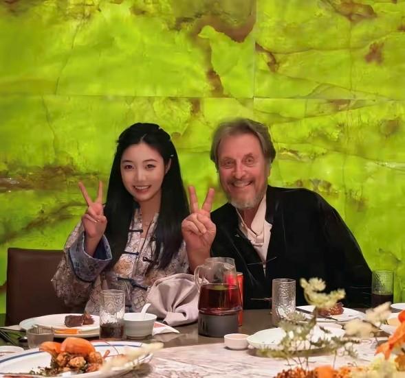 马斯克80岁的爹，在上海搓麻将美女带路，和普通大爷无异啊！马斯克再成功，也没