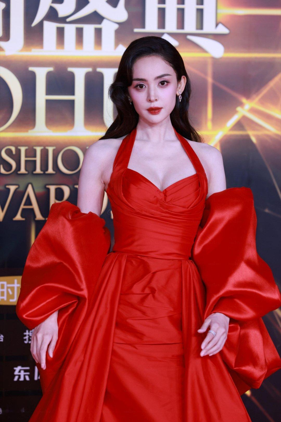 古力娜扎时尚盛典生图，一袭红裙太惊艳了
