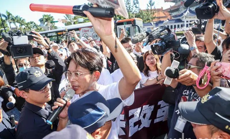 台湾民众党前主席柯文哲遭检调搜索满周年，党主席黄国昌30日号召群众聚集捷运中正纪