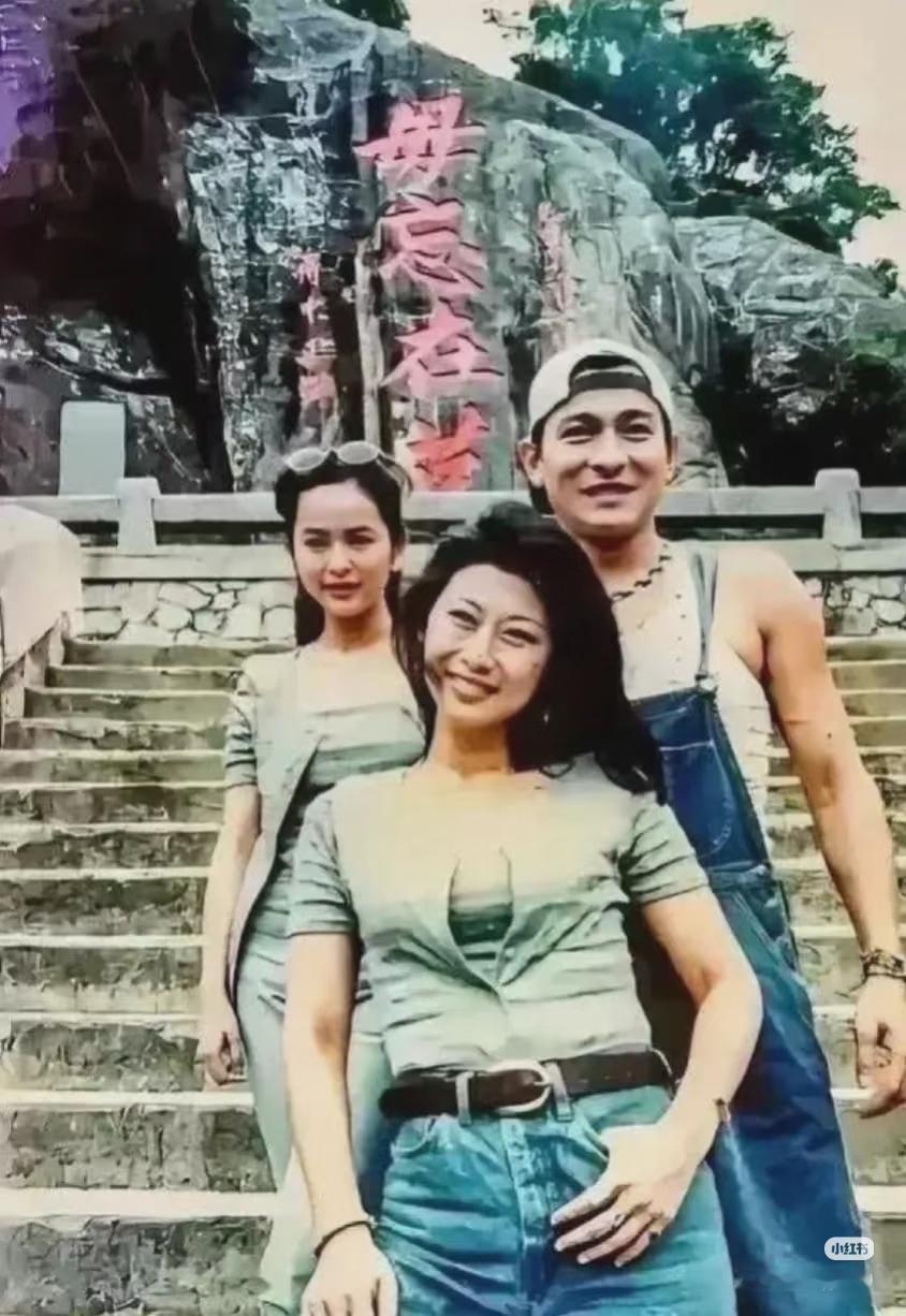 刘德华前面这个女人是谁啊？太美了吧！终于知道什么叫做风情万种了。