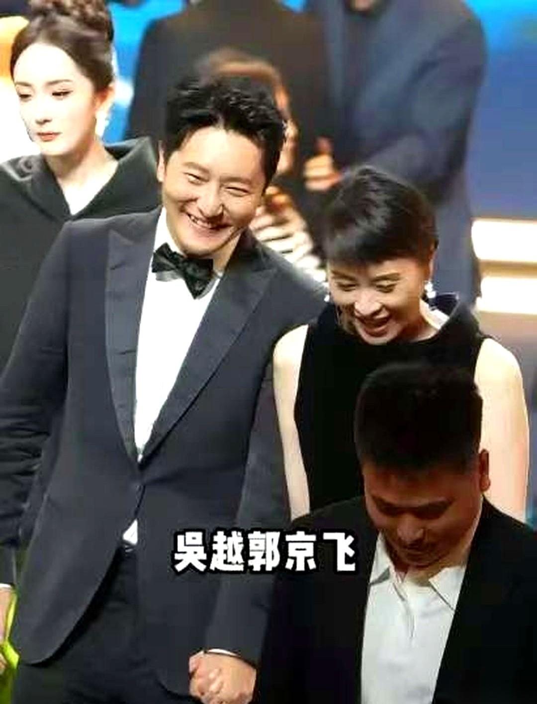 聊吴越和郭京飞，就绕不开那场晚宴。周围人挤人，镜头灯闪成一片白光，乱糟糟的全是