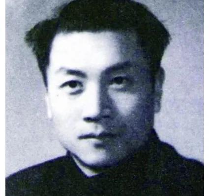 1944年，1八路军被捕。谁知，在狱中突然看到的一个人，使他非常惊慌。随后，他踹