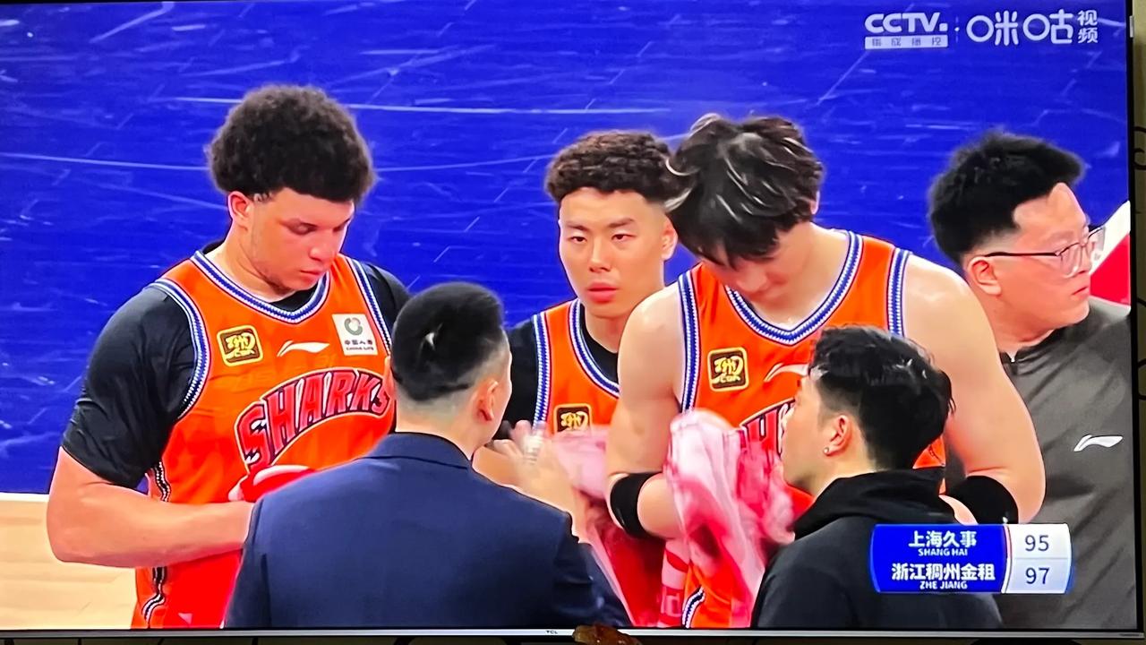 上海久事男篮主场连胜终于被终结！在刚刚结束的一场CBA常规赛中，上海久事主场9