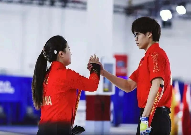 米兰冬奥会冰壶混双资格赛第五轮，中国组合叶紫萱/于森对阵新西兰队，前七局双方战成