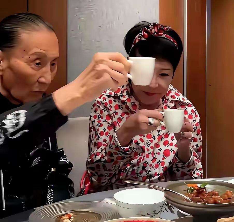 90岁的谢贤罕见摘掉墨镜与前妻狄波拉以及儿子谢霆锋一起就餐时的一幕，墨镜一戴谁