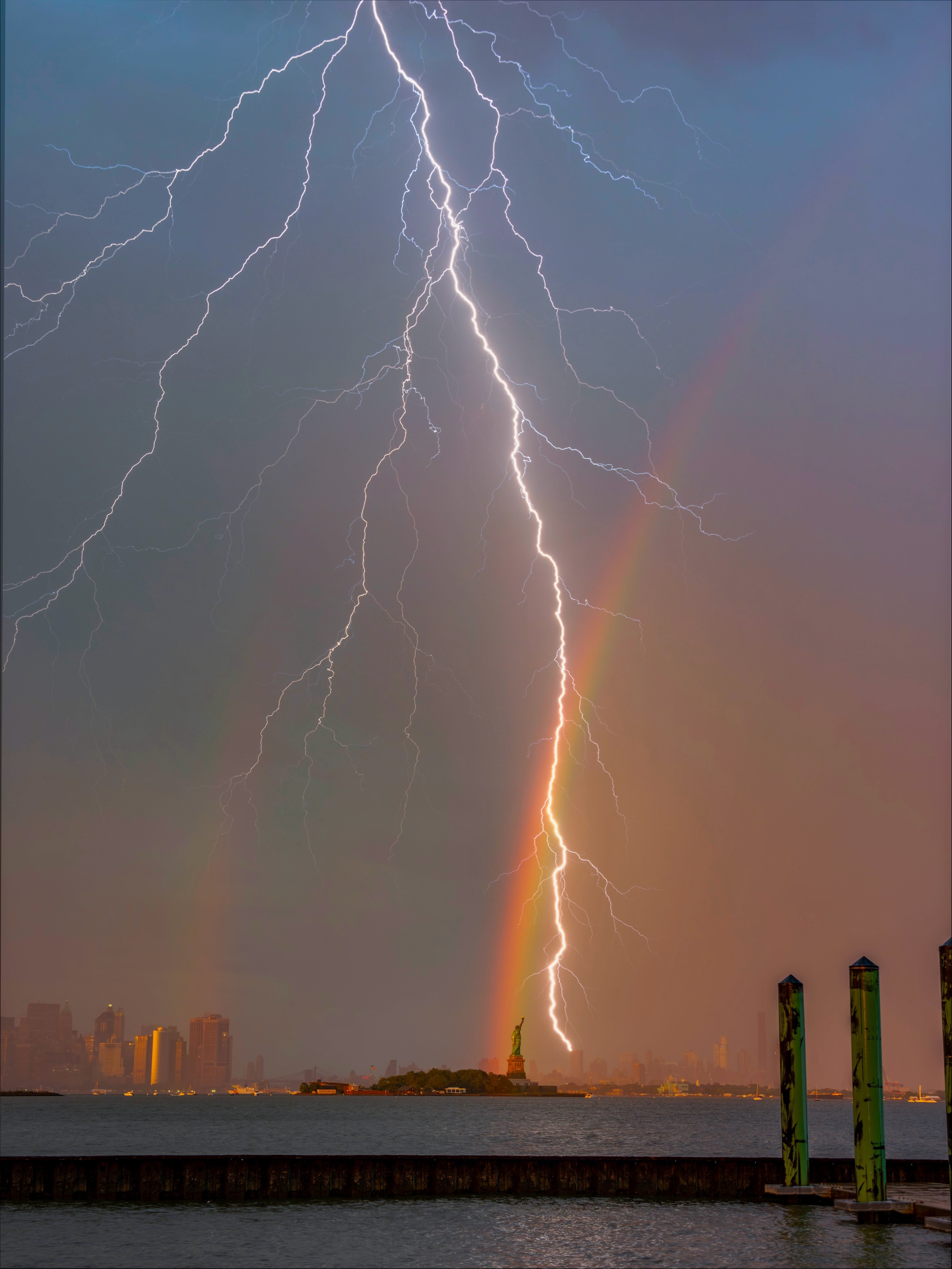昨天纽约天气的神图：闪电、彩虹和自由女神。🌈