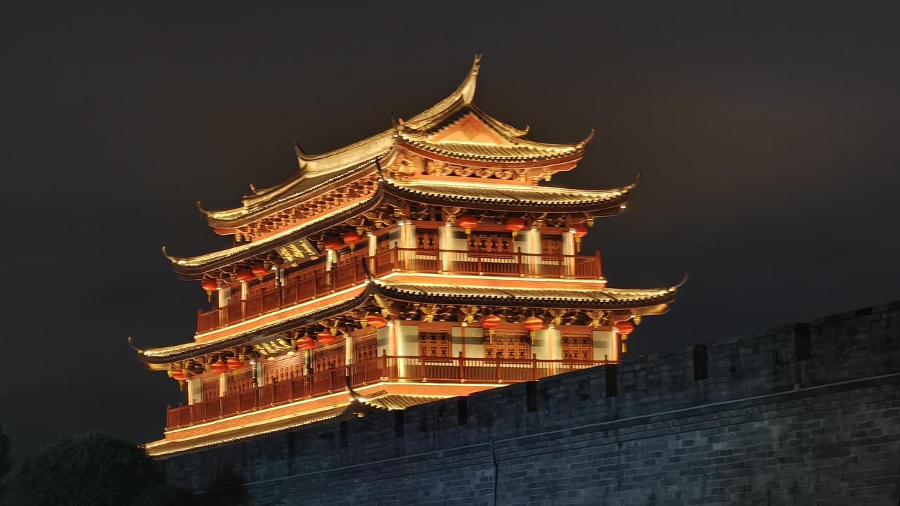 爱美莫到潮州来！来到潮州这被历史文化名城，古城墙、广济楼、牌坊